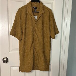 Men’s Textured Short-Sleeve Button-Up Shirt w/ Collar